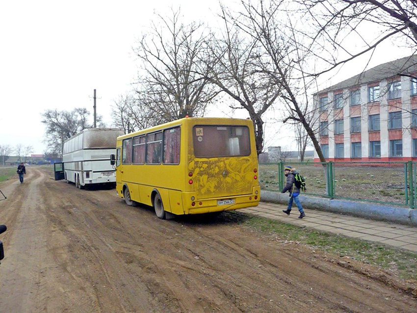 Шкільний автобус на власних колесах вивчає якість доріг у межах об’єднаної територіальної громади. Фото надано автором 